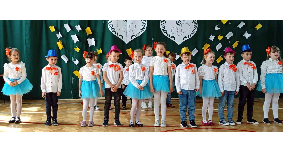 Zdjęcie wiosennych dzieci z piosenkami
