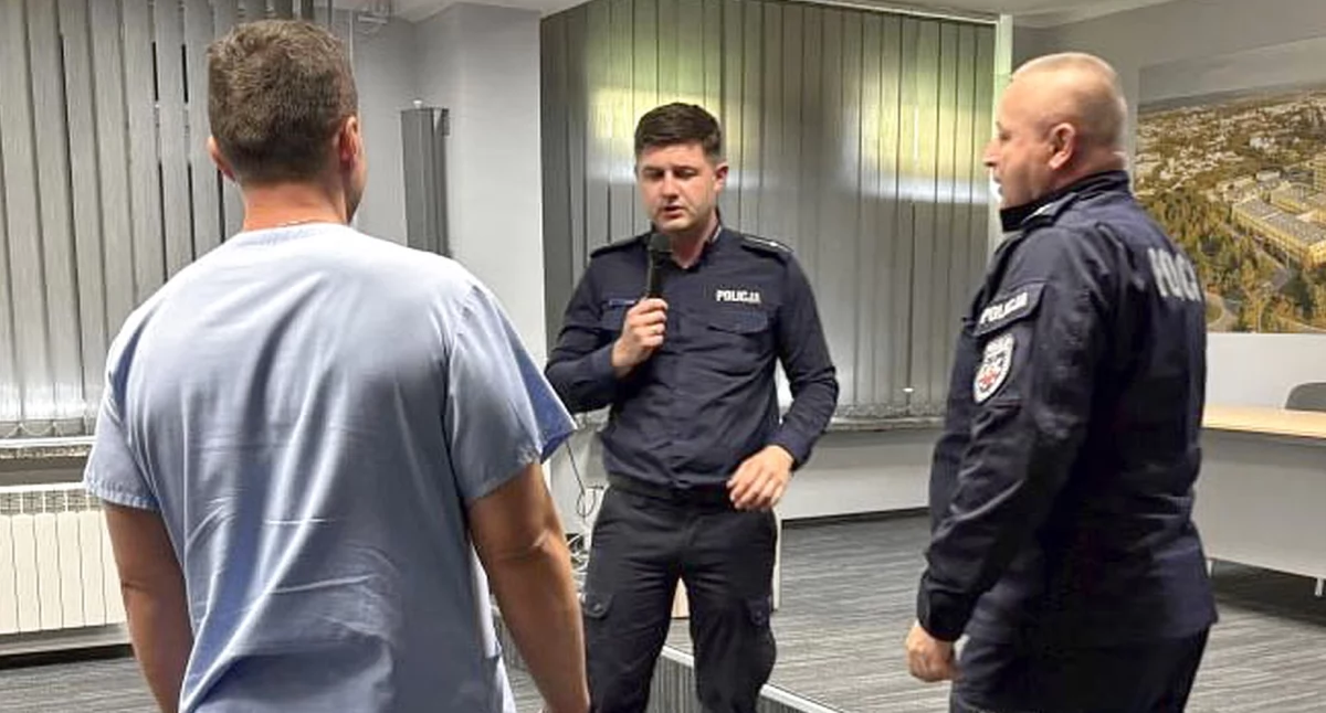 Zdjęcie policyjnych instruktorów przygotowujących się do pokazu obronnego