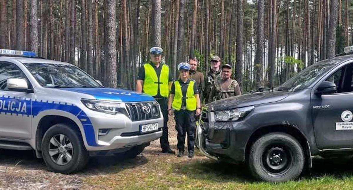 Zdjęcie wspólnego patrolu policjantów i strażników leśnych