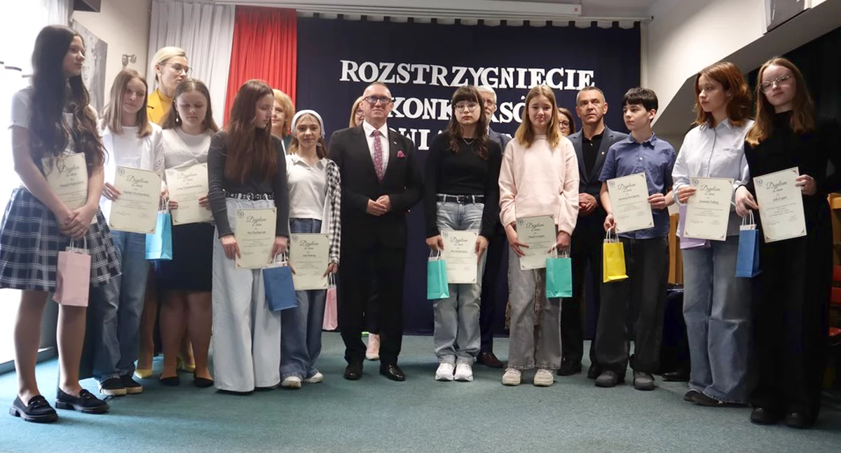 Zdjęcie laureatów IX Powiatowego Konkursu Literackiego z organizatorami i gośćmi