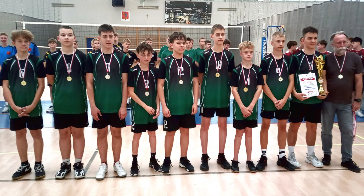 Zwycięska drużyna siatkarzy z PSP w Niekłaniu Wielkim z trenerem Arturem Bałą i trofeami