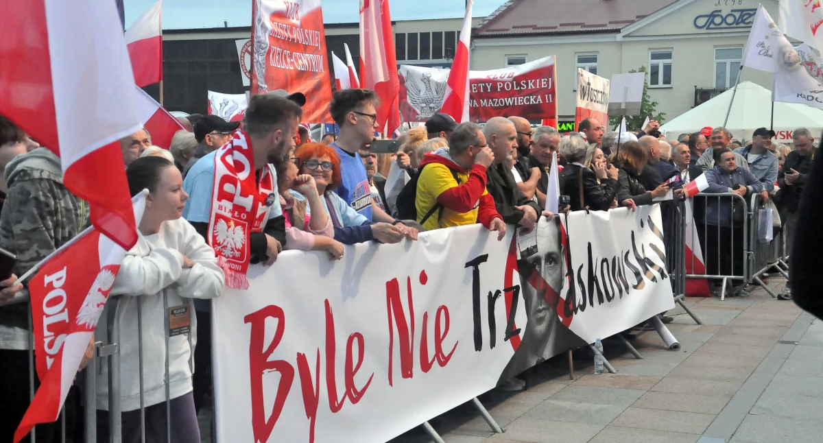 Zdjęcie tłumu i banera dominującego na głównym płocie przed sceną
