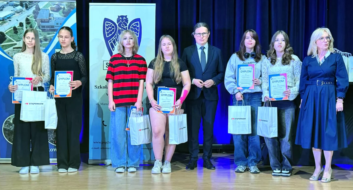 Zdjęcie laureatek Gminnego Konkursu Profilaktycznego z organizatorami