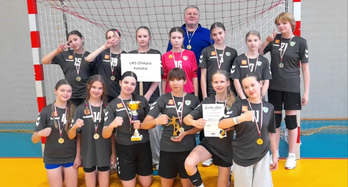 Zdjęcie drużyny UKS Olimpia Końskie w Kraśniku z trenerem Dariuszem Sokołowskim