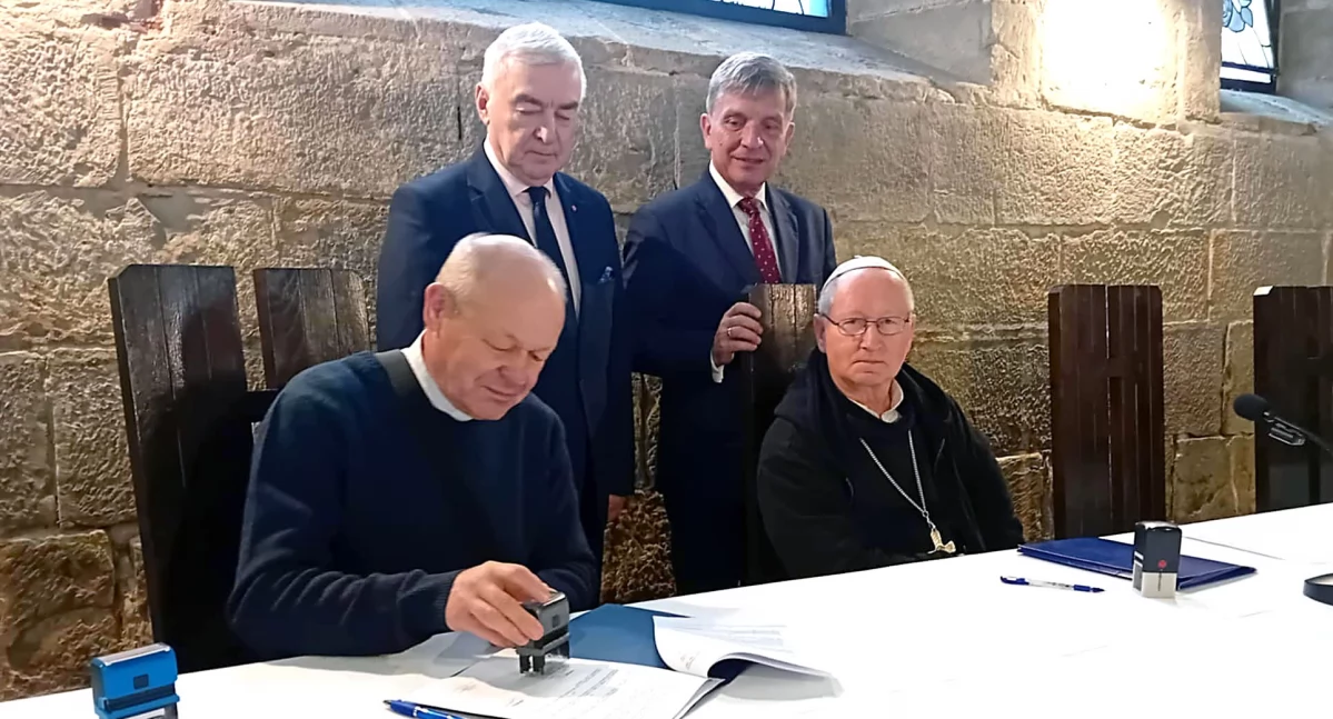 Zdjęcie, na którym umowę podpisuje ks. kan. Stanisław Rożej, proboszcz parafii w Nowym Kazanowie
