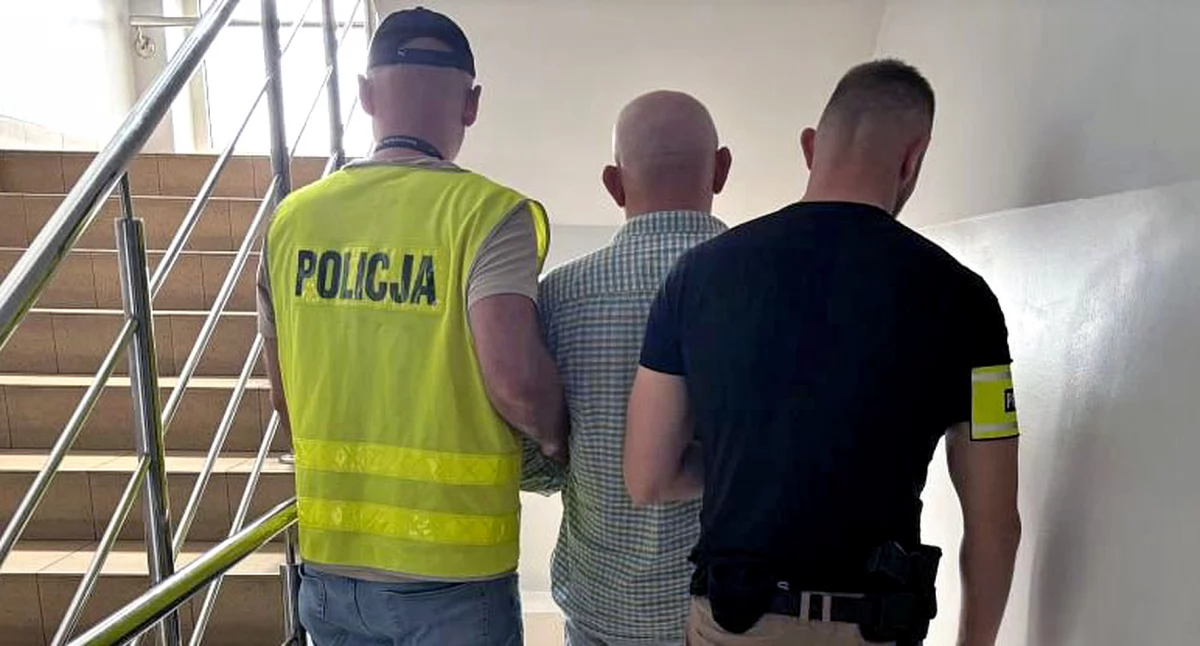 Zdjęcie poszukiwanego, który został zatrzymany przez policjantów i dostarczony do aresztu 