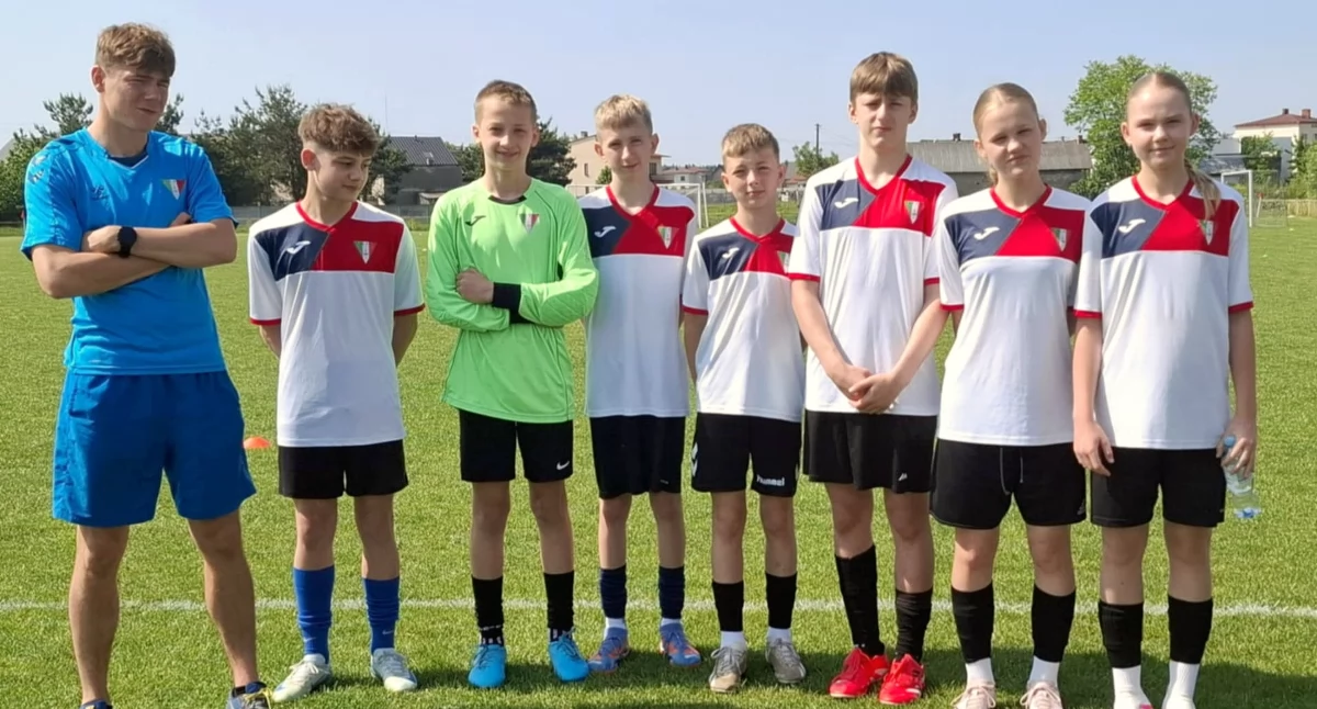 Zdjęcie drużyny GLKS Fałków - rocznik 2011 z trenerem Patrykiem Raczyńskim