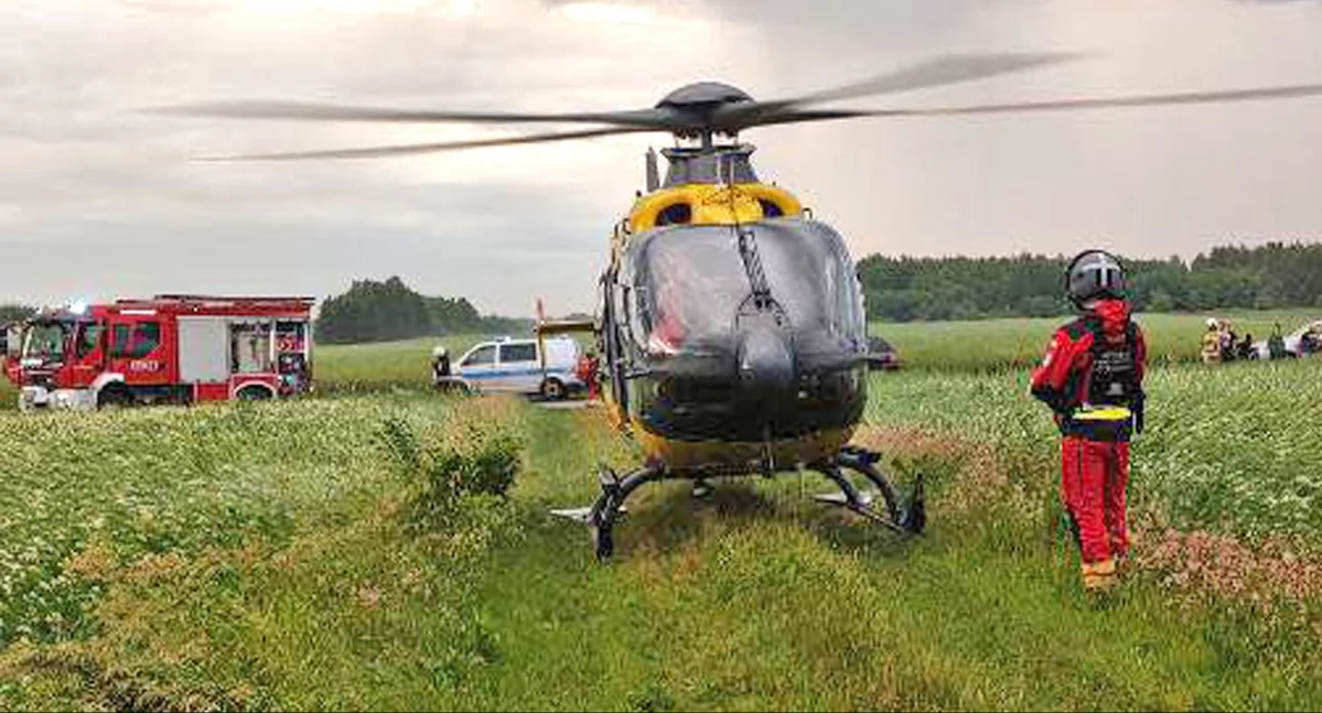 Zdjęcie śmigłowca Lotniczego Pogotowia Ratunkowego, który lądował na miejscu wypadku
