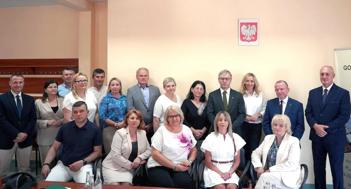 Zdjęcie radnych, którzy jednogłośnie poparli termomodernizację budynków