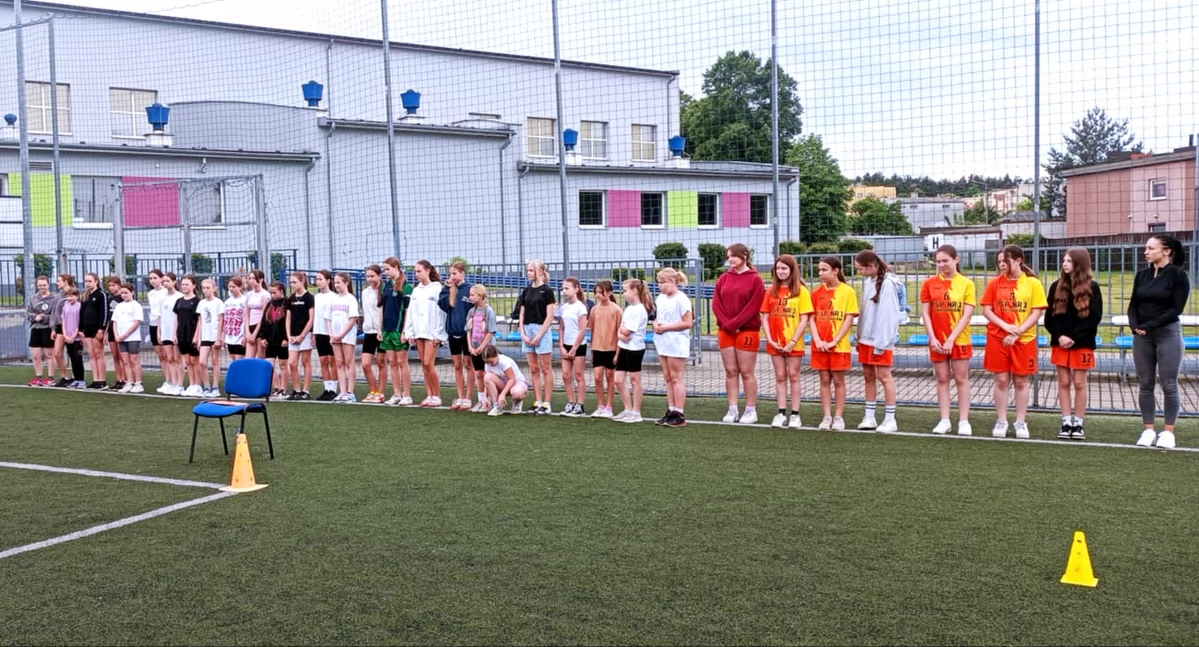 Zdjęcie uczestniczek czwórboju lekkoatletycznego w Stąporkowie