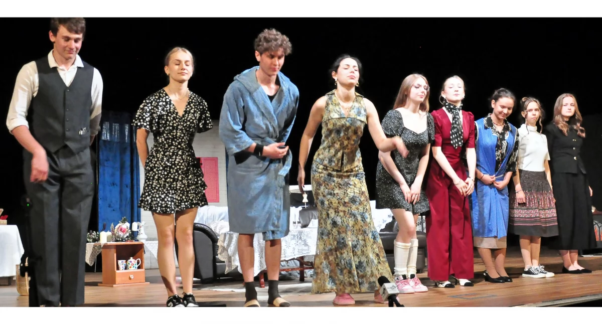Zdjęcie młodych aktorów z Teatru Szkolnego Drakula po spektaklu Moralności
