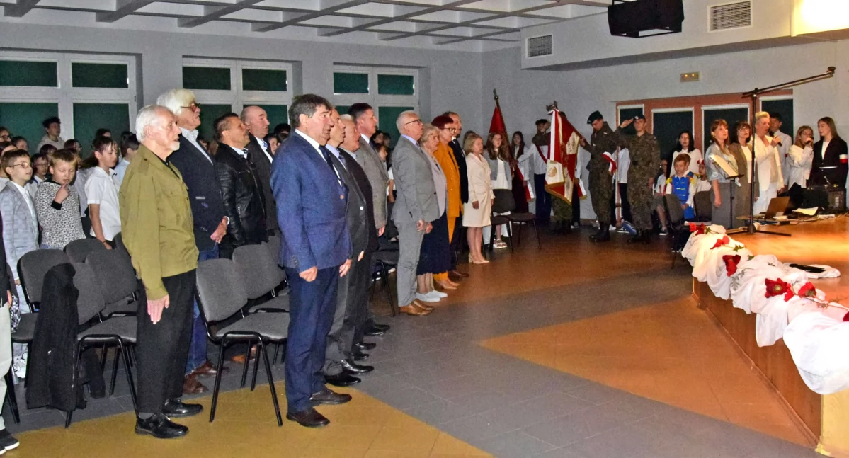 Zdjęcie uczestników uroczystości w szkole w Stadnickiej Woli