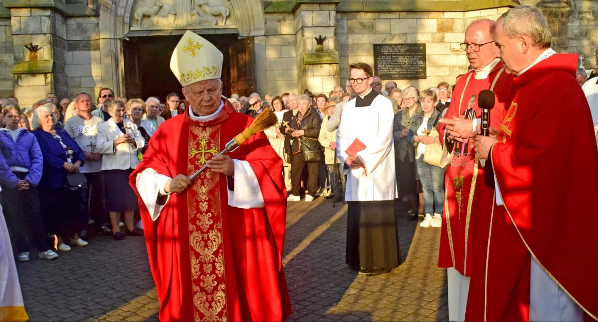Zdjęcie księdza biskupa seniora Henryka Tomasika, który poświęcił krzyż misyjny
