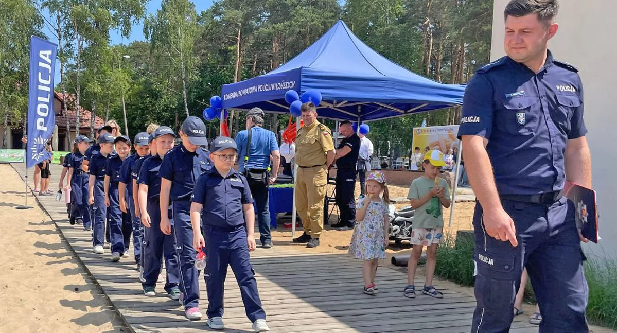 Zdjęcie - przemarsz policjantów, prowadzi asp. Krzysztof Bernat