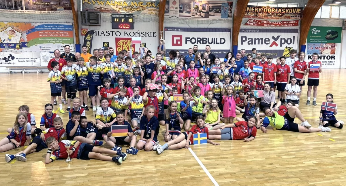 Zdjęcie uczestników jubileuszowego turnieju Akademii Piłki Ręcznej Końskie Handball Kids