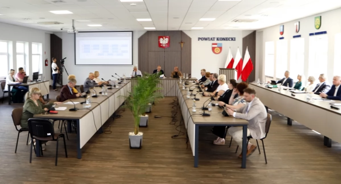 Zdjęcie z obrad Rady Powiatu Koneckiego