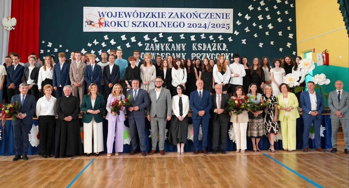 Zdjęcie uczniów, nauczycieli, rodziców i gości wojewódzkiego zakończenia roku szkolnego w Gowarczowie