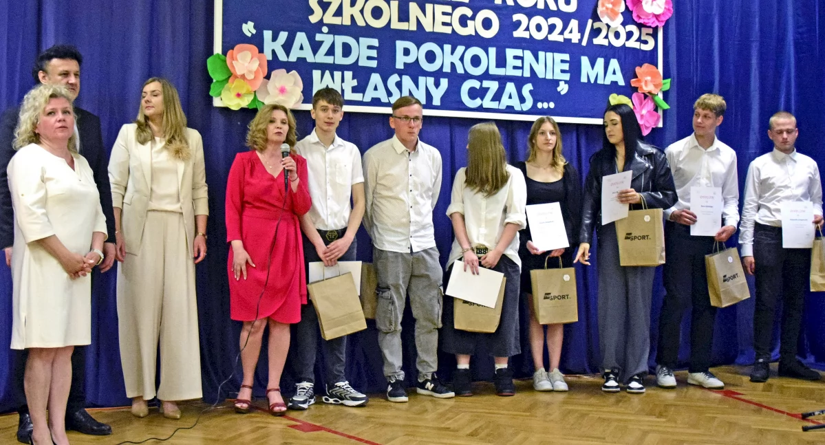 Zdjecie uczniów, kórych wyróżniono dyplomami i nagrodami