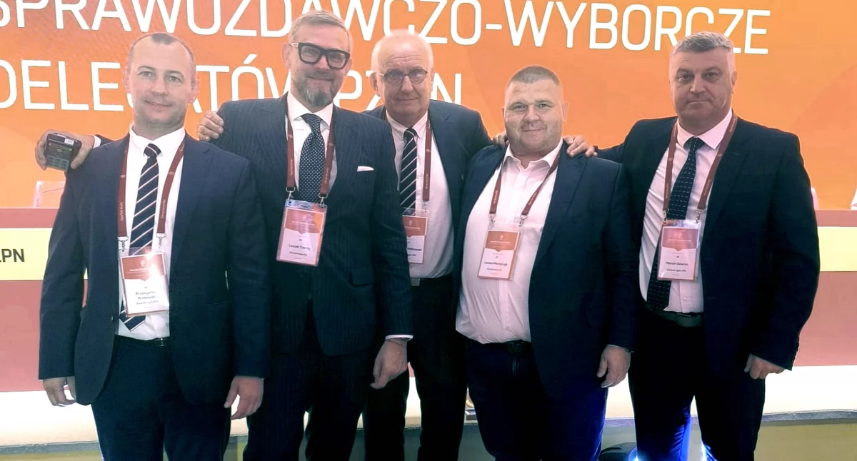 Zdjęcie delegatów ŚZPN podczas obrad Walnego Zgromadzenia Sprawozdawczo-Wyborczego PZPN, od lewej: Przemysław Witkowski, Leszek Czarny (Korona Kielce), Mirosław Malinowski Łukasz Maciejczyk (Korona Kielce), Marcin Gawron
