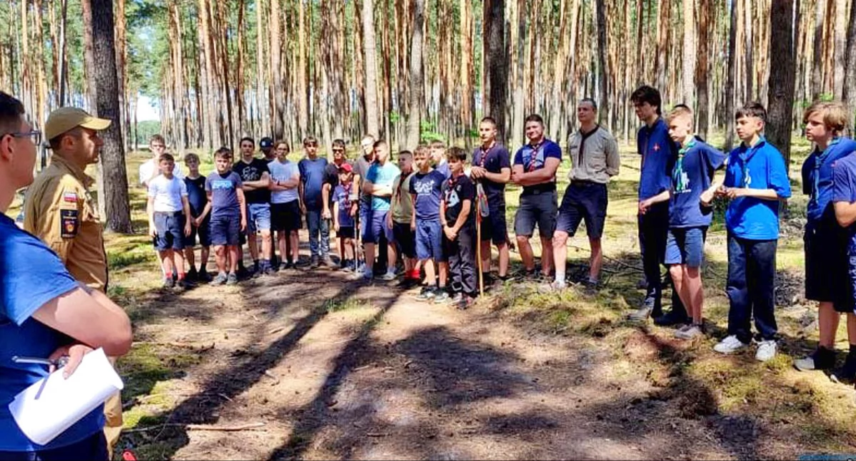 Zdjęcie ze spotkania harcerzy z policjantami i strażakami