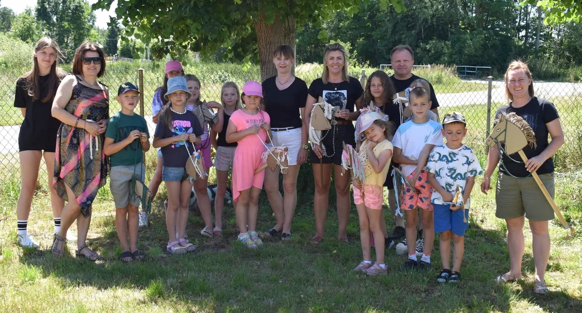 Zdjecie uczestników i organizatorów Mobilnego Wakacyjnego Centrum Plenerowego w Giełzowie