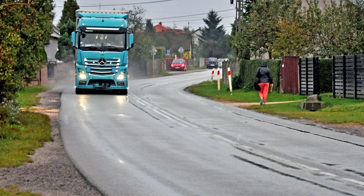 Zdjecie drogi w Pomorzanch, nie ma rowów ani chodników
