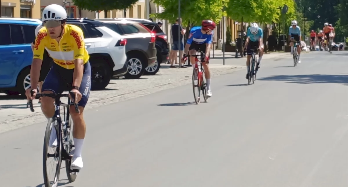 Zdjęcie kolarzy na finiszu lotnej premii w Końskich na ul. Piłsudskiego