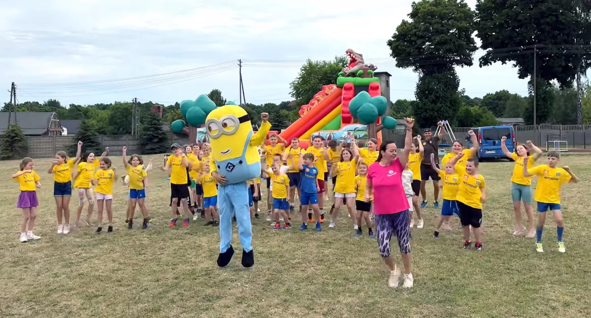 Zdjęcie dzieci, które tańczą z Minionkiem