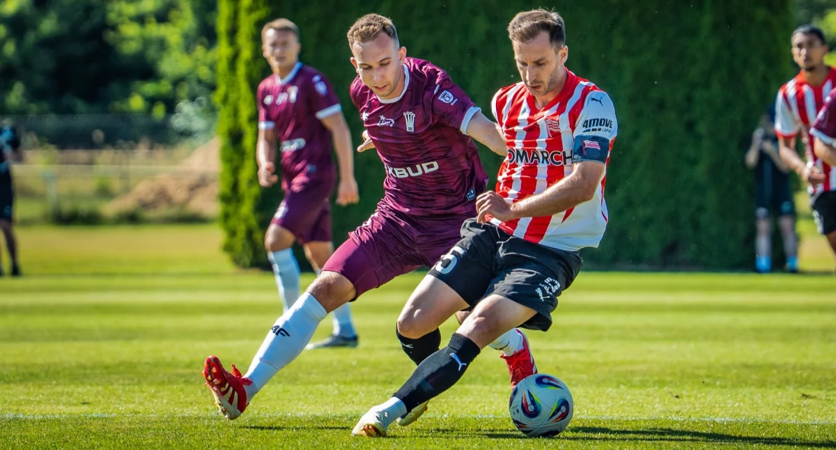 Piłka nożna, Korona Kielce uległa sparingu Cracovii Kraków Start rundy jesiennej coraz bliżej - zdjęcie, fotografia