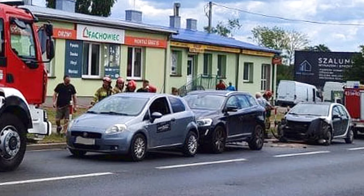 Zdjęcie trzech samochodów osobowych na miejscu kolizji