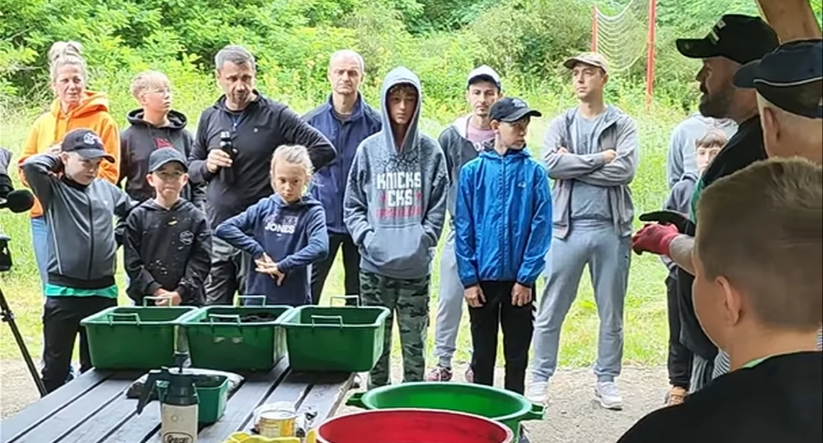 Zdjęcie ze szkolenia przeznaczonego dla młodych, początkujących wędkarzy (fot. Wędkarstwo Końskie)