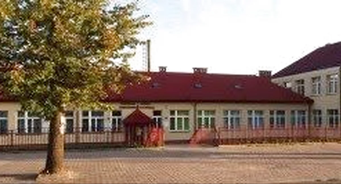 Zdjęcie budynku szkoły w Czermnie