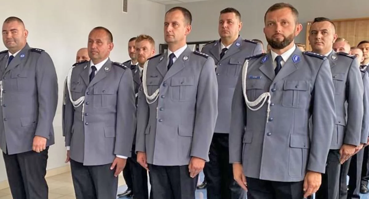 Kronika policyjna , Świętowali koneccy policjanci Otrzymali awanse odznaczenia - zdjęcie, fotografia