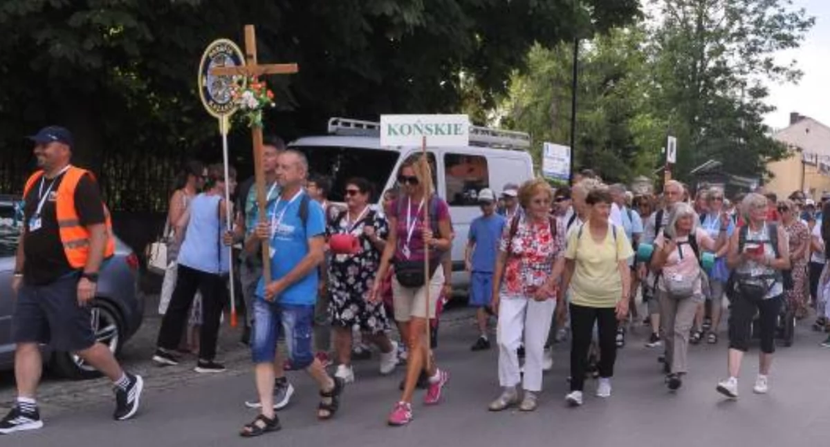 Kościół , intencjami prośbami pielgrzymują Końskich Jasną Górę Czarnej Madonny - zdjęcie, fotografia