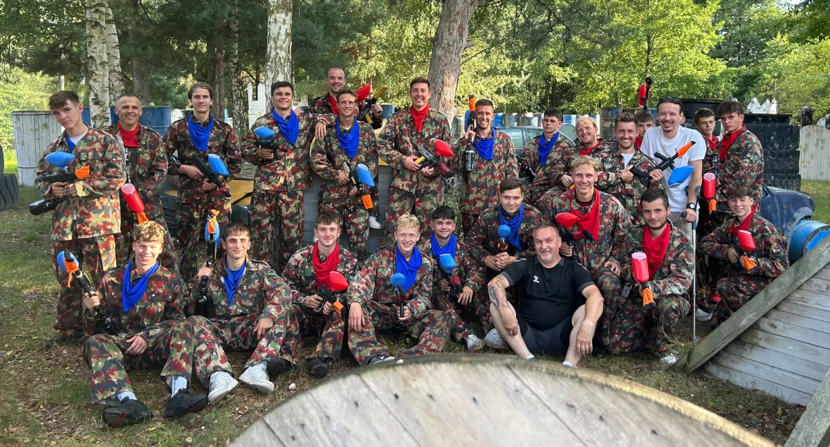 Zdjęcie piłkarzy i trenerów Neptuna Końskie podczas integracji w Paintball Końskie