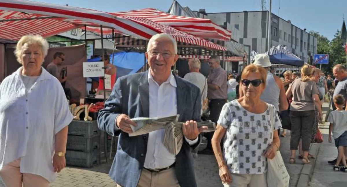 Poseł Krzysztof Lipiec na koneckim bazarze