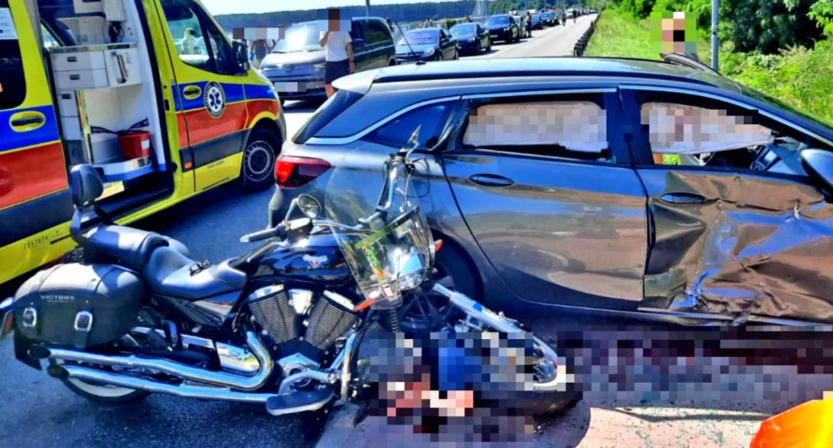 Wypadki , Motocyklem najechał skręcającego - zdjęcie, fotografia