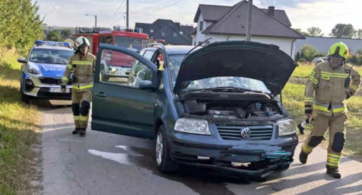 Zdjęcie strażaków pracujących przy rozbitym aucie