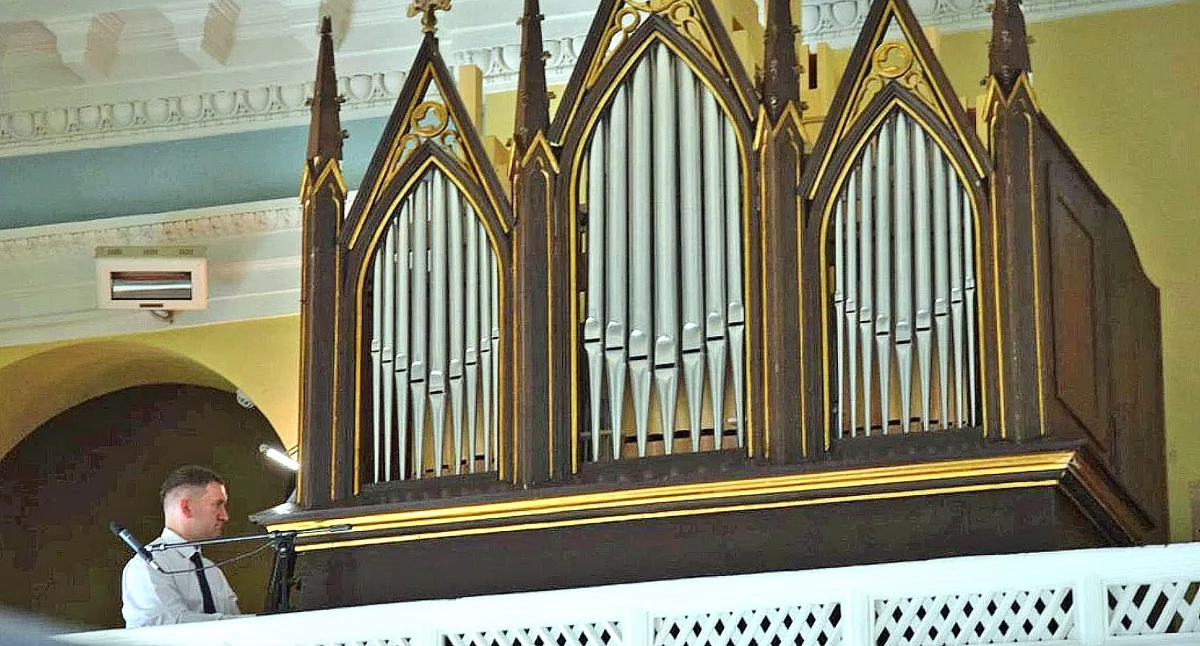 Zdjęcie organów w kościele w Czermnie po generalnym remoncie. Gra organista archidiecezji lubelskiej, Stanisław Maryjewski (fot. Gość Niedzielny)