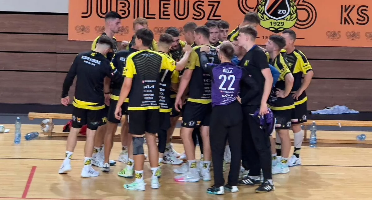 Zdjęcie drużyny KSSPR Końskie na meczu sparingowym w Ostrowcu Świętokrzyskim
