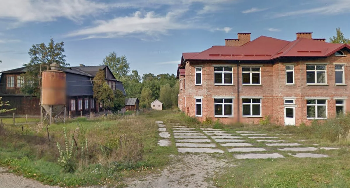 Zdjęcie starej i nowej, niedokończonej szkoły w Mninie