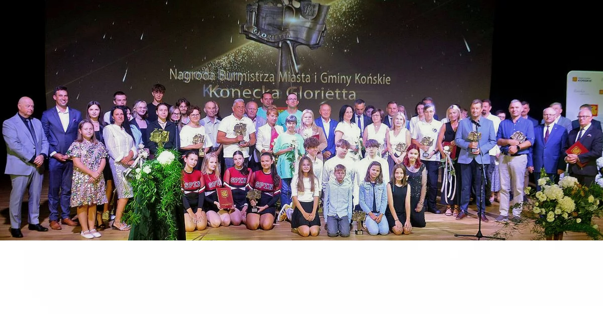 Zdjęcie laureatów, nagradzających i występujących podczas gali wręczania Koneckich Gloriett