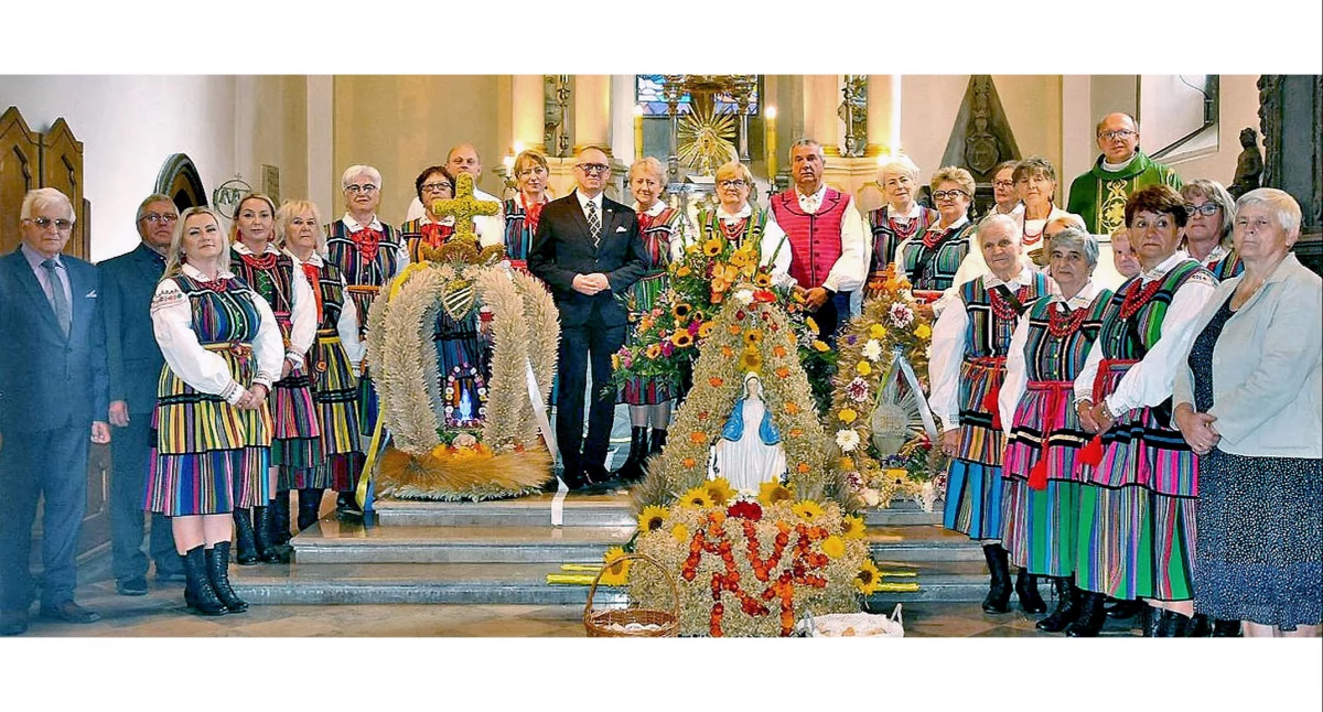 Pamiątkowe zdjęcie z wieńcami przed ołtarzem koneckiej kolegiaty