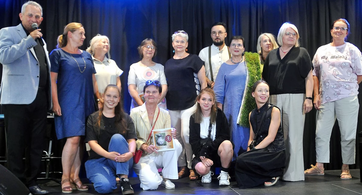 Zdjęcie uczestników zajęć w pracowni ceramicznej i wystawy 20-lecia