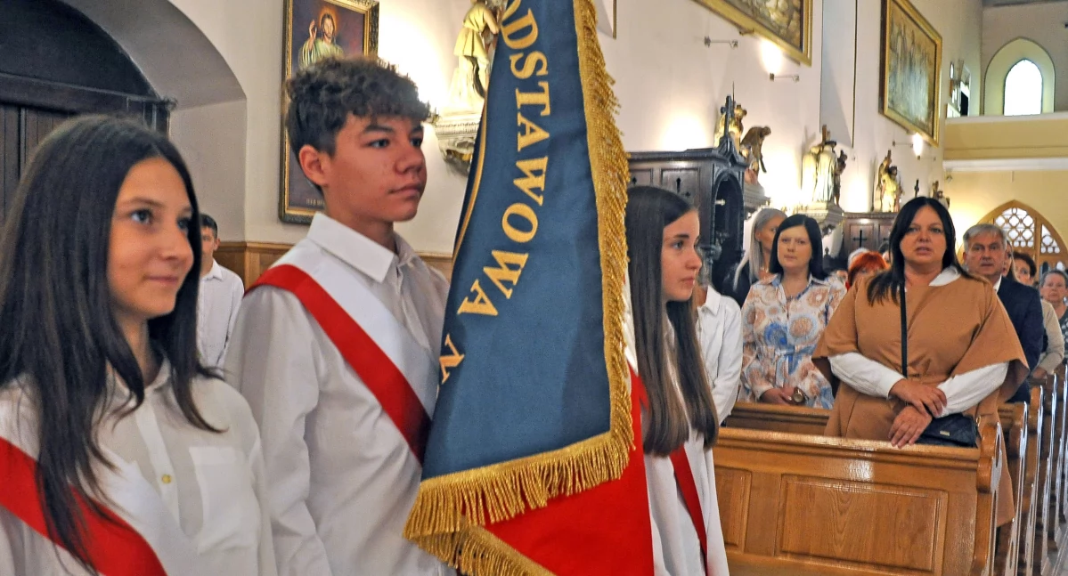 Zdjęcie pocztu sztandarowego SP nr 2 w Końskich