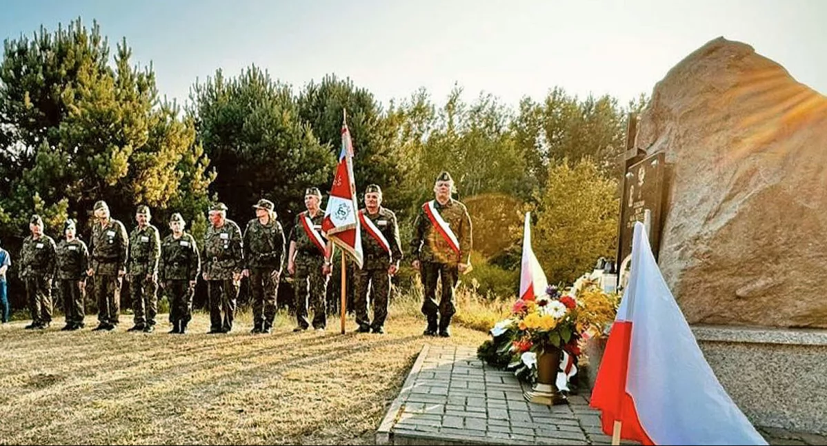 Zdkjecie członków ŚZŻAK Koło Niekłań przy pamiątkowym kamieniu