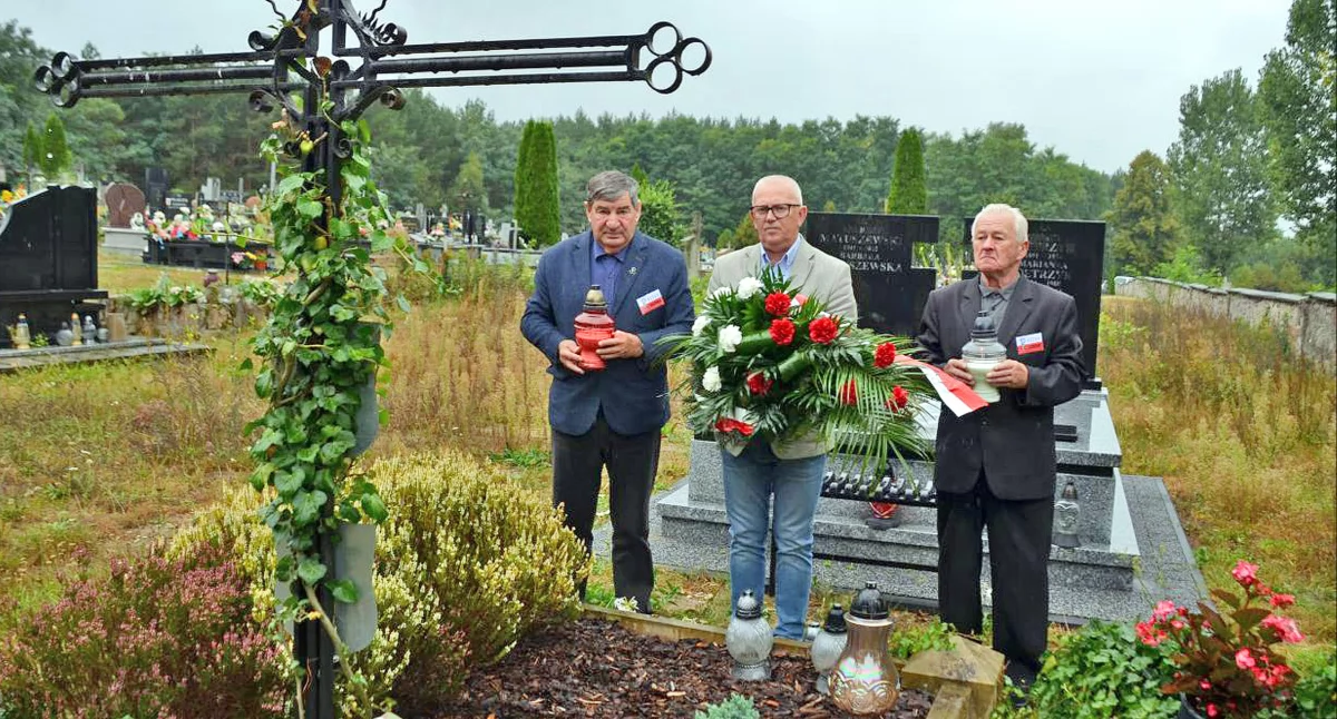 Zdjęcie koneckiej delegacji nad grobem