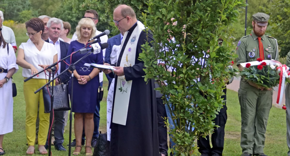 Zdjęcie ks. Jacka Wieczorka, który prowadzi modlitwę za zamordowanych na nieludziej ziemi
