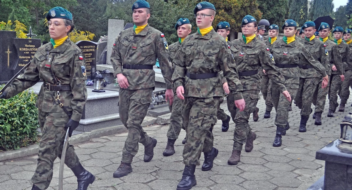 Zdjęcie strzelców przy Pomniku Partyzantów w Końskich