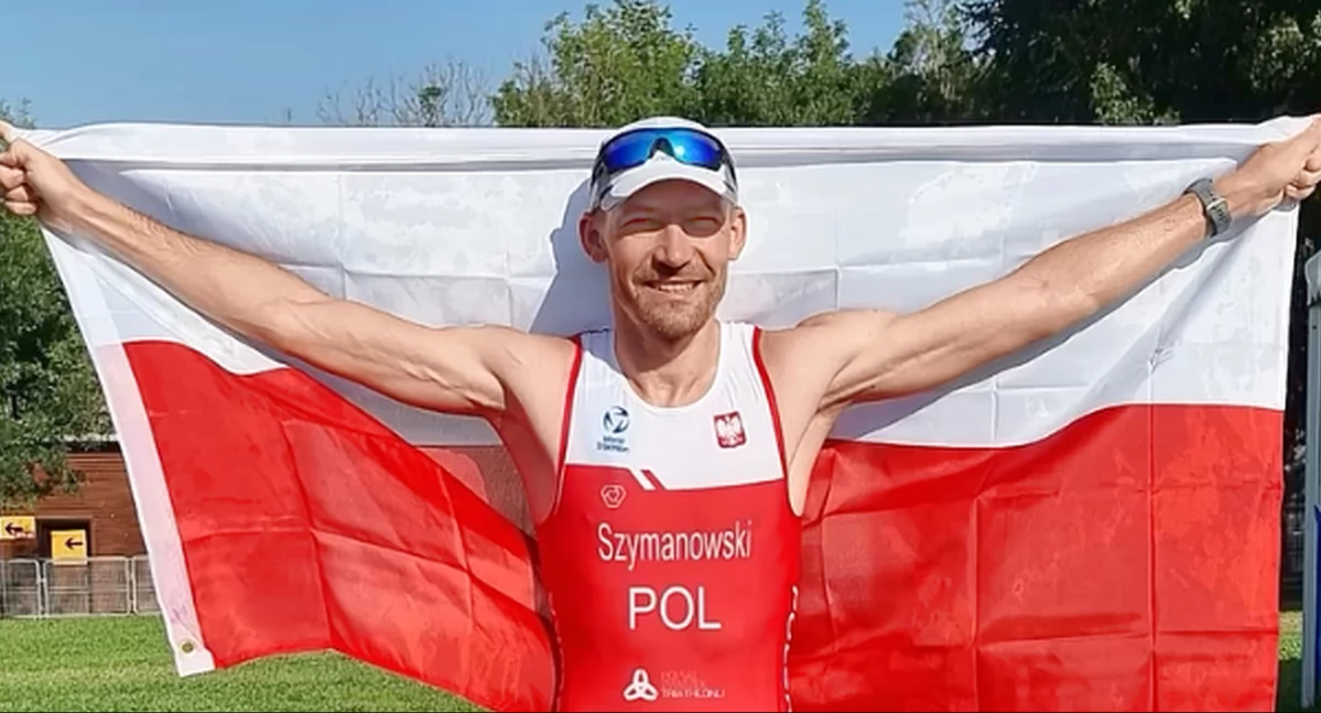 Zdjęcie Przemysława Szymanowskiego z niedłączną biało-czerwoną flagą